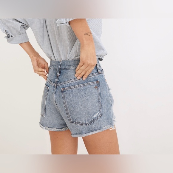 Madewell *NWT Relaxed Denim Shorts in Renfield Wash: Destructed
Edition Size 29 - Picture 3 of 11